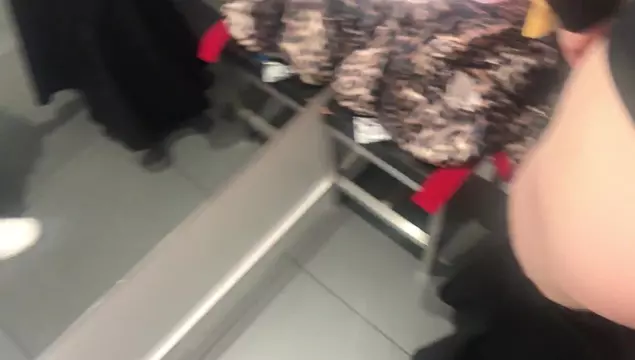 La chica hambrienta de sexo le chupó la verga al vendedor en el probador durante la cuarentena