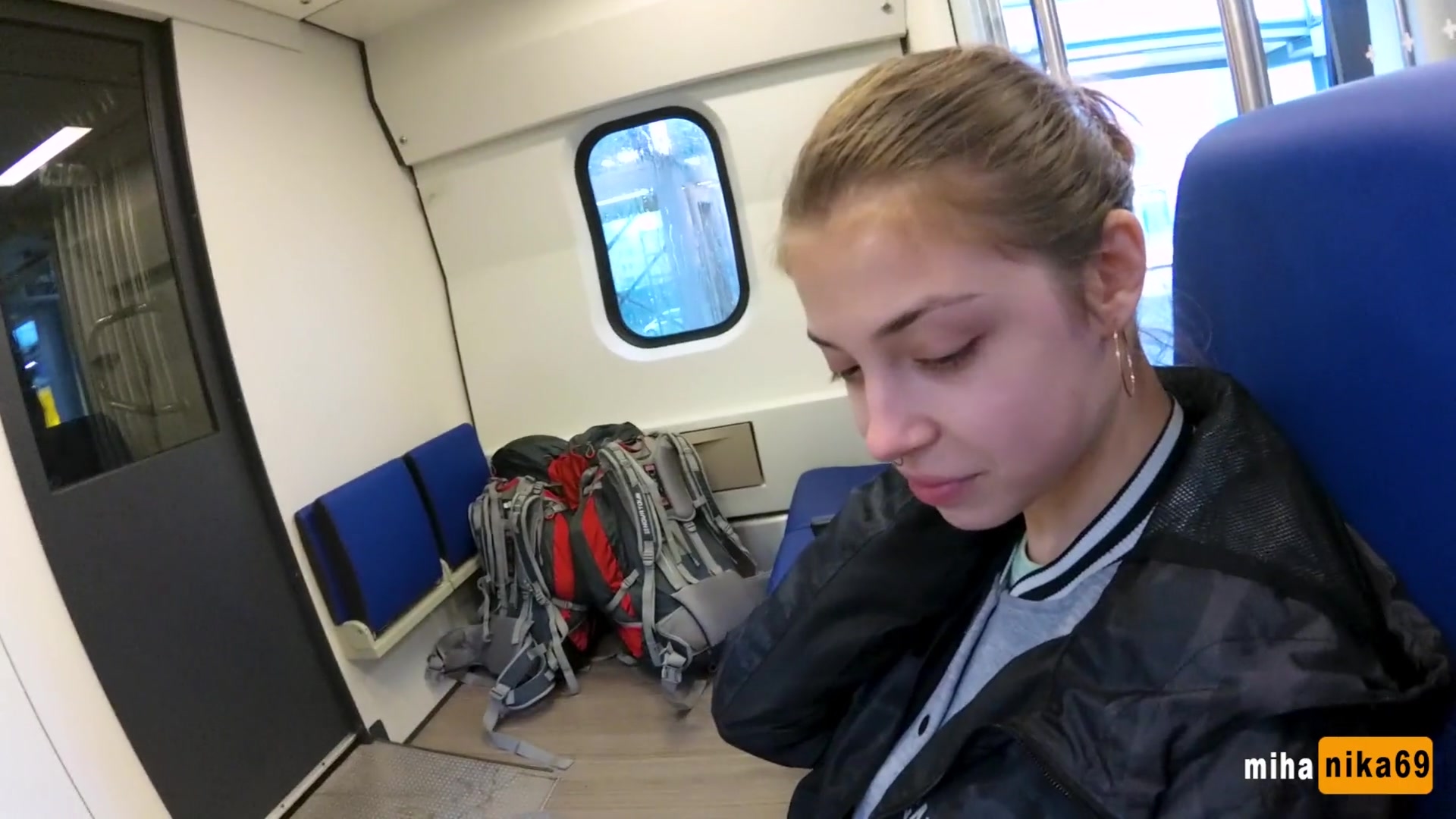 ¡Idiota! Quería retarme, pero yo me animé y se la chupé justo en el tren