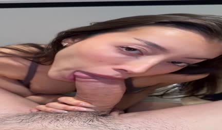 Aziática calienta la polla de su amigo con sus tetas y mamada