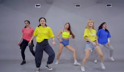 Jóvenes asiáticas sacuden sus tetas bailando juntas