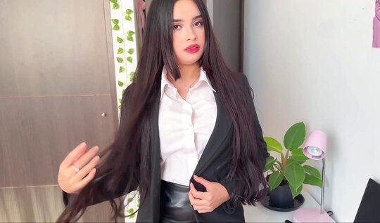 Secretaria en medias regaló a su jefe porno anal casero con orgasmo