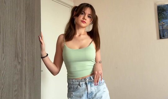 Chica rusa con tetotas se baja la camiseta y shorts para sexo casero