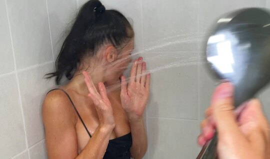 La chica rusa borracha está lista para hacerle una mamada a su vecino