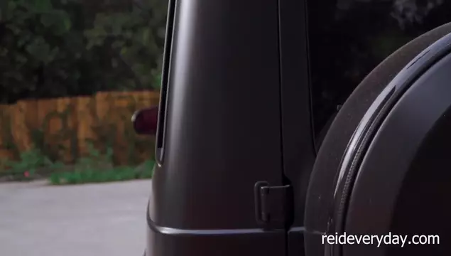 La joven estrella porno Riley Reid se desnuda y se masturba en su nuevo jeep