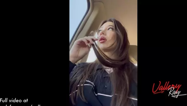 Tenía tantas ganas de correrme que no me aguanté y me masturbé en el taxi