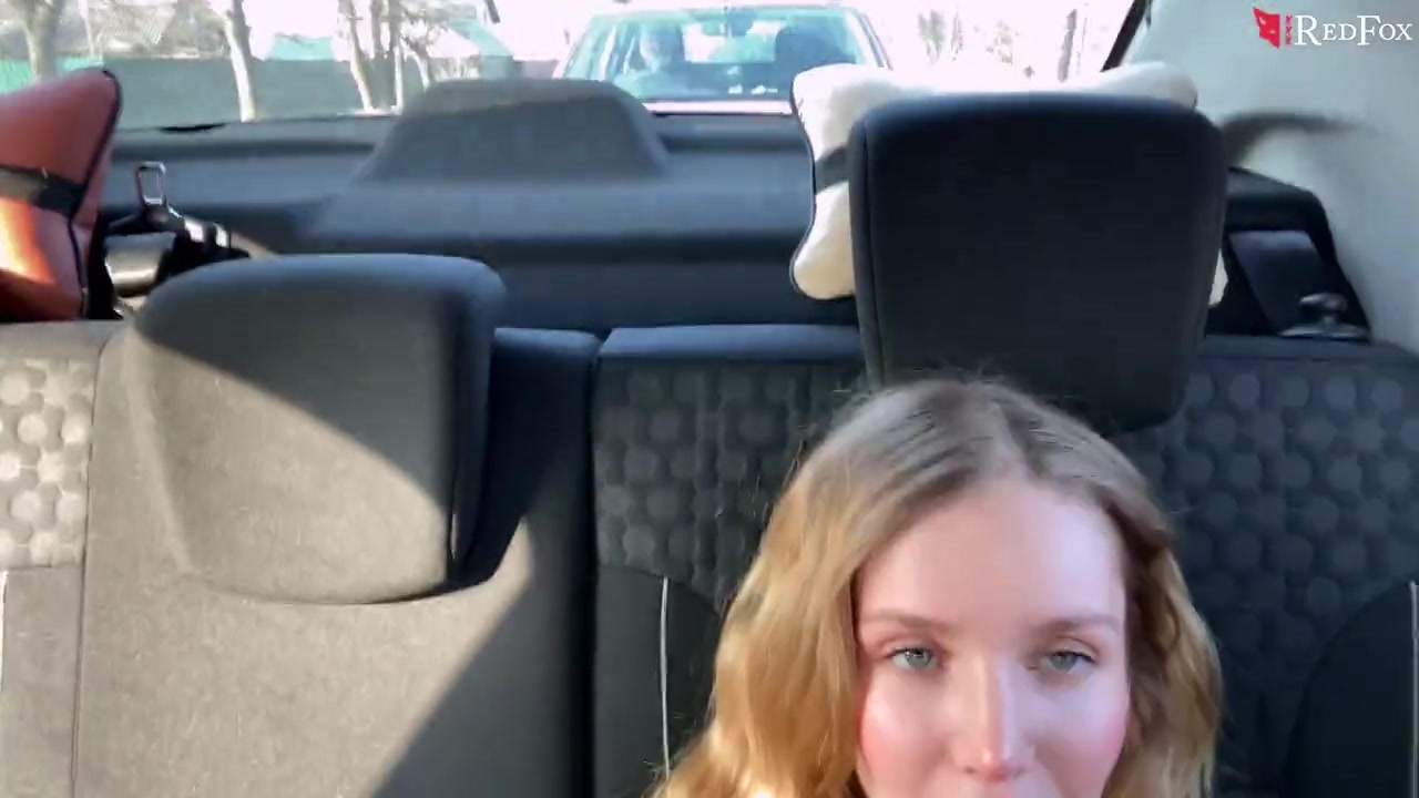 La chica no aguantó hasta casa y se masturbó el coño en el asiento trasero del taxi