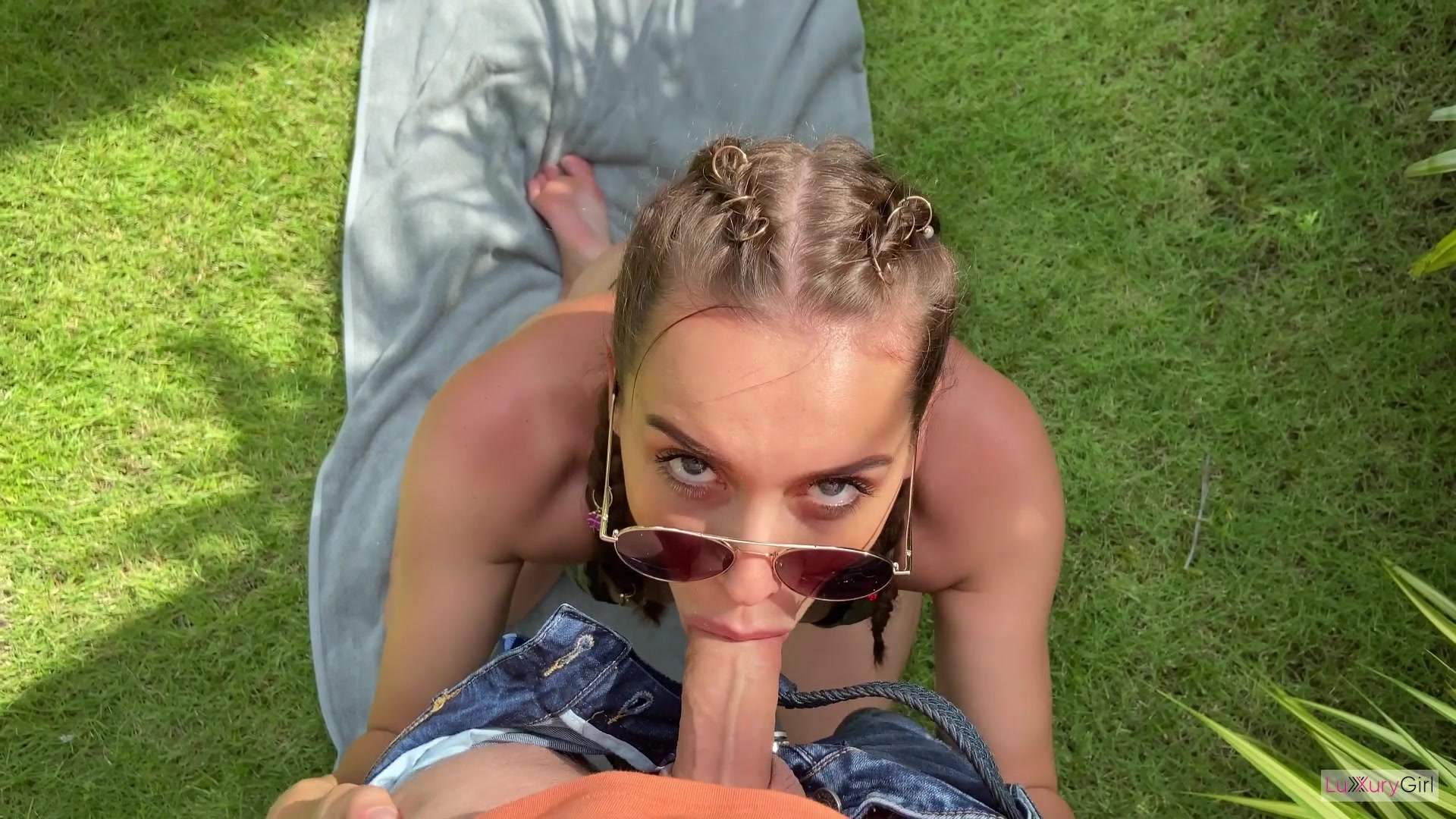 Chica rusa elegante le hizo una mamada a su jardinero
